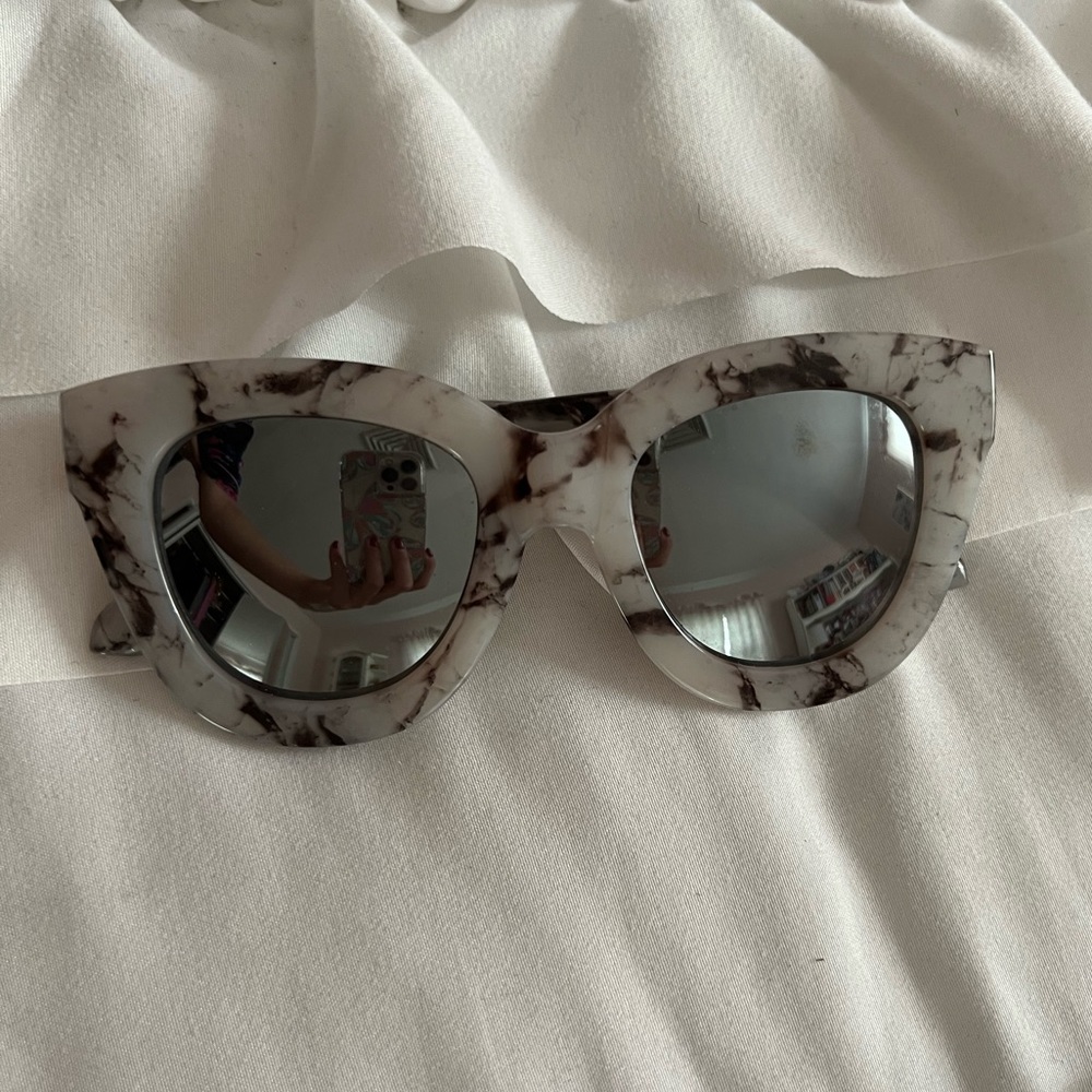 Quay Gray and White Marble-Like Sunglasses